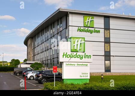 Andover, England - Juni 2021: Außenansicht des Holiday Inn Hotels an einer Tankstelle in der Nähe von Stonehenge Stockfoto