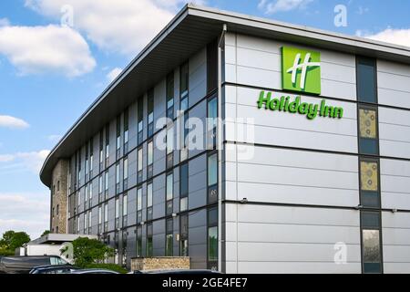 Andover, England - Juni 2021: Außenansicht des Holiday Inn Hotels an einer Tankstelle in der Nähe von Stonehenge Stockfoto