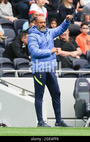 London, Großbritannien. August 2021. Tottenham Hotspur Manager Nuno Espirito Santo schickt seinen Spielern während des Pre-Season Friendly (The Mind Series)-Spiels zwischen Tottenham Hotspur und Arsenal am 8. August 2021 im Tottenham Hotspur Stadium, London, England, Nachrichten. Foto von Ken Sparks. Nur zur redaktionellen Verwendung, Lizenz für kommerzielle Nutzung erforderlich. Keine Verwendung bei Wetten, Spielen oder Veröffentlichungen einzelner Clubs/Vereine/Spieler. Kredit: UK Sports Pics Ltd/Alamy Live Nachrichten Stockfoto