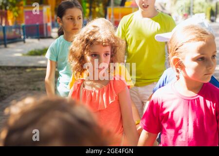 Porträt eines traurigen Mädchens im Sommerlager Stockfoto