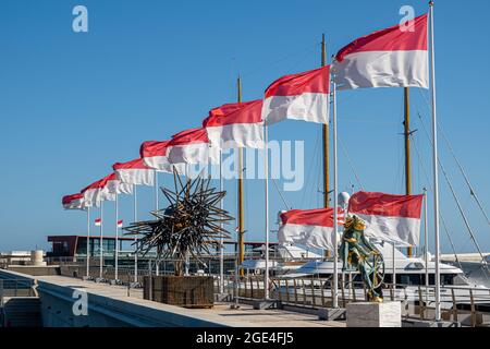 Monte Carlo, Monaco - 7. Juli 2020: Die Nationalflagge von Monaco besteht aus zwei horizontalen Streifen in rot und weiß. Die Farben stammen aus dem Mantel von Stockfoto