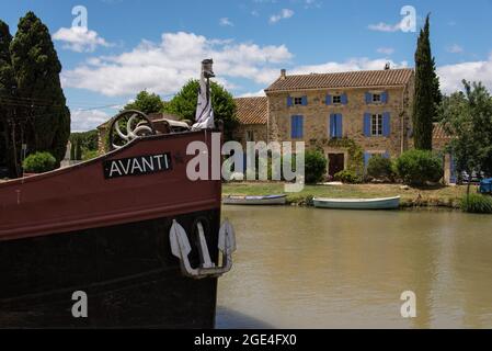 Ein ruhiges Mittagessen am Canal du Midi in der Nähe von Le Somail in Südfrankreich. Stockfoto