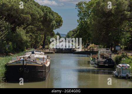 Boote auf dem Canal de Jonction in Richtung Salleles d'Aude Stockfoto