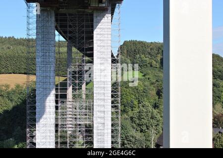 Gerüste an einer Autobahnbrücke werden derzeit renoviert Stockfoto