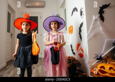 Kleine Mädchen Hexen warten auf halloween Leckereien Stockfoto