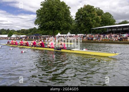 Die Frauen der Oxford Brookes University schlagen im Finale des Island Challenge Cup bei der Henley Royal Regatta das A-Team der University of London Stockfoto