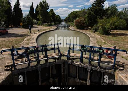 Die Argeliers-Schleusenkammer am Canal de Jonction in der Nähe von Salleles d'Aude. Stockfoto