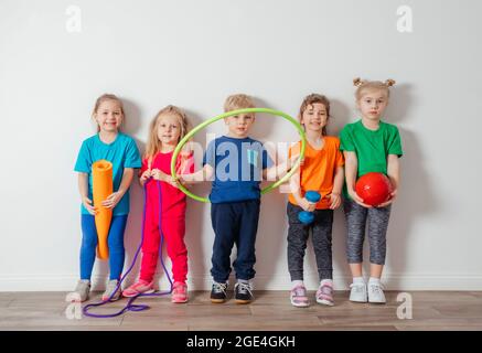 Kleine Kinder lieben körperliche Aktivitäten im Kindergarten Stockfoto