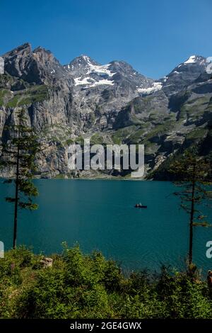 Landschaftspanorama auf die Blümisalp und den Oeschinensee, aufgenommen bei Kandersteg, Bern, Schweiz Stockfoto