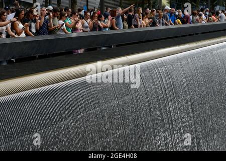 USA, New York City, 9/11 Gedenkstätte Ground Zero zur Erinnerung an die Opfer des Terroranschlags vom 11. September 2001 am Turm des Welthandelszentrums, Wasserbecken, reflektierendes Becken, fließendes Wasser, Wasserfall Stockfoto