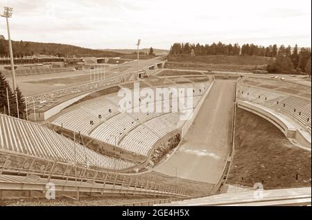 Sepia-Ton der Holmenkollbakken-Skisprungschanze mit ihrem Amphitheater, Holmenkollen Hill, Oslo, Norwegen Stockfoto