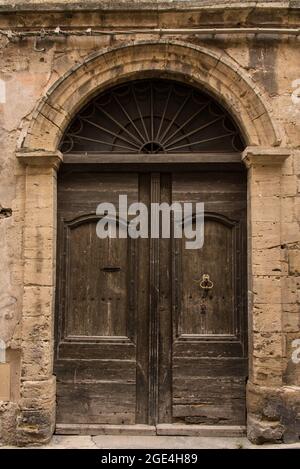 Die Patina der Geschichte. Eine Tür im historischen Stadtzentrum von Pézenas. Stockfoto