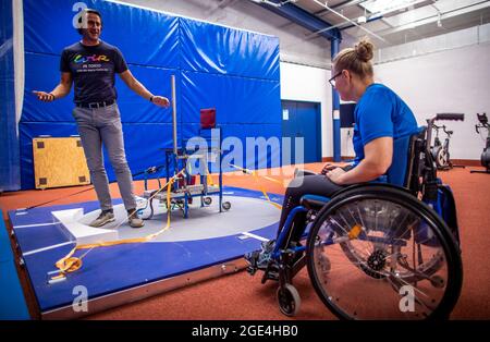 Rostock, Deutschland. August 2021. Christian Schenk, Olympiasieger im Zehnkampf 1988 in Seoul, trainiert mit Hanna Wichmann aus dem 1.LV Rostock in der Aufnahme als Landestrainer der para-Athleten in Mecklenburg-Vorpommern. Quelle: Jens Büttner/dpa-Zentralbild/dpa/Alamy Live News Stockfoto