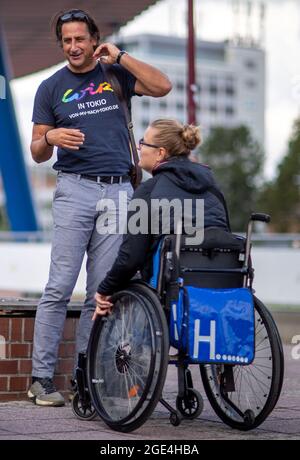 Rostock, Deutschland. August 2021. Christian Schenk, Zehnkampf-Olympiasieger aus Seoul 1988, trifft Hanna Wichmann vom 1.LV Rostock im Leichtathletik-Stadion als Landescoach der para-Athleten in Mecklenburg-Vorpommern. Quelle: Jens Büttner/dpa-Zentralbild/dpa/Alamy Live News Stockfoto