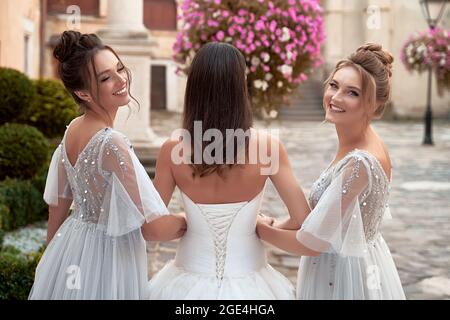 Schöne Braut und Brautjungfern. Hochzeitstag in der wunderschönen alten europäischen Stadt. Stockfoto