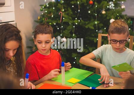 Die Kinder kreieren gemeinsam eine schöne Anwendung Stockfoto