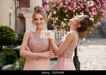 Europäische Mädchen Brautjungfern in rosa Kleidern Spaß haben Stockfoto