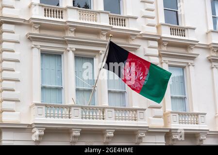 London, Großbritannien. August 2021. Die Flagge Afghanistans auf der Botschaft der Islamischen Republik Afghanistan in London.die Botschaft wird voraussichtlich innerhalb weniger Tage schließen, nachdem die Taliban die Macht ergriffen haben. (Foto von Dave Rushen/SOPA Images/Sipa USA) Quelle: SIPA USA/Alamy Live News Stockfoto