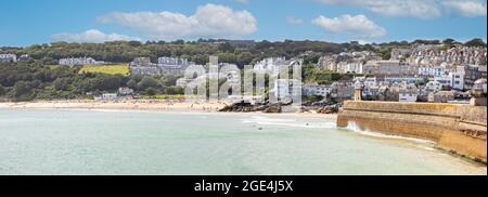 Panoramablick auf St. Ives Smeaton's Pier und Porthminster Beach in St. Ives, Cornwall, Großbritannien, am 6. August 2021 Stockfoto