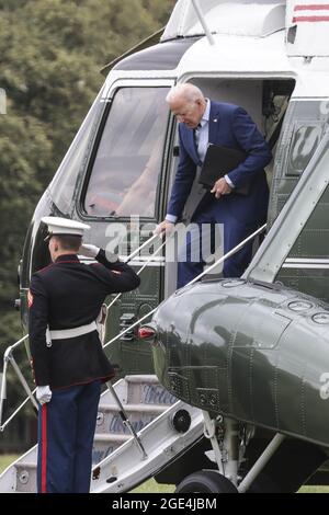 Washington, Usa. August 2021. Präsident Joe Biden kommt am Montag, den 16. August 2021, von Camp David aus in Fort McNair in Washington, DC an. Es wird erwartet, dass Präsident Biden sich später am Nachmittag zur Lage in Afghanistan geäußert hat. Foto von Oliver Contreras/UPI Credit: UPI/Alamy Live News Stockfoto