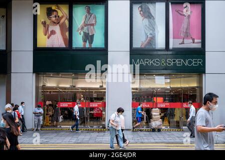 Hongkong, China. August 2021. Fußgänger laufen am britischen multinationalen Einzelhändler Mark & Spencer in Hongkong vorbei. (Foto von Budrul Chukrut/SOPA Images/Sipa USA) Quelle: SIPA USA/Alamy Live News Stockfoto