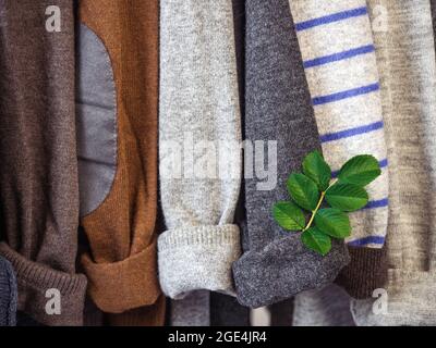 Herbst- und Winterkleidung hängt an Kleiderbügeln in der Garderobe. Keine Leute, Nahaufnahme. Konzept von Schönheit und Mode Stockfoto