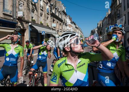 Soissons, Frankreich. August 2021. Das slowenische Team nimmt Wasser nach der ersten Etappe der Tour de l'Avenir 2021, die 161 zwischen Charleville-Mezieres und Soissons stattfand, 2 km.die Tour de l'Avenir ist ein Radrennen, das vom 13. Bis 22. August 2021 stattfindet und für Radfahrer unter 23 Jahren reserviert ist. Sieger der ersten Etappe ist der Norweger Soren Waerenskjold im Sprint. Er behält das gelbe Trikot des Führers, das am Tag vor dem Prolog erworben wurde. (Foto: Laurent Coust/SOPA Images/Sipa USA) Quelle: SIPA USA/Alamy Live News Stockfoto