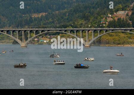 Angeln an der Rogue River Bridge, Gold Beach, Oregon Stockfoto