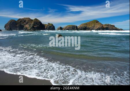 Offshore-Felsen am Myers Beach, Cape Sebastian State Park, Oregon Stockfoto