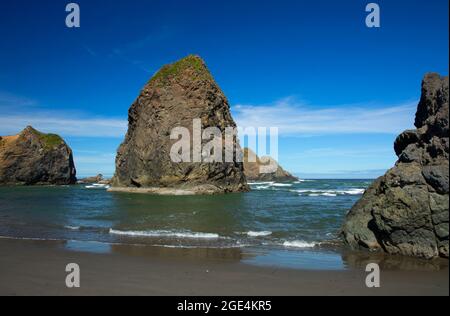 Offshore-Felsen am Myers Beach, Cape Sebastian State Park, Oregon Stockfoto