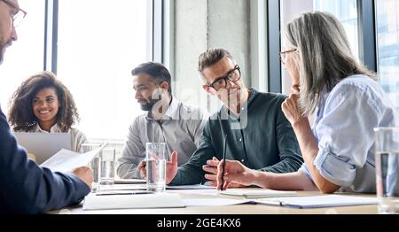 Das Führungsteam verschiedener Geschäftsleute verhandelt bei der Sitzung im Sitzungssaal. Stockfoto