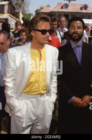 UNIVERSAL CITY, CA - 16. JUNI: Schauspieler Don Johnson, Schauspieler Philip Michael Thomas und Schauspieler Michael Talbott besuchen Universal Studios startet am 16. Juni 1987 in den Universal Studios in Universal City, Kalifornien, seine neue Themenpark-Attraktion „Miami Vice Action Spectacular“. Quelle: Ralph Dominguez/MediaPunch Stockfoto