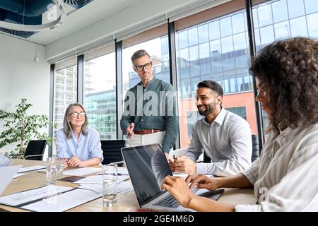 CEO-Chef im Gespräch mit Partnern bei der Sitzung in der Vorstandsetage in einem modernen Büro. Stockfoto