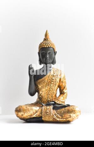 Goldene Buddha-Statue auf weißem Hintergrund Stockfoto