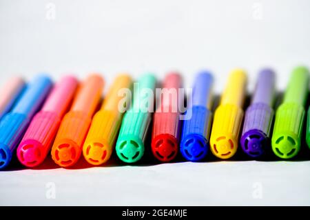 Ein Regenbogen-Farbspektrum aus Filzstiften vor weißem Hintergrund. Stockfoto