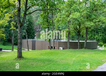 Druskininkai, Litauen - 10. August 2021: Aeroionotherapie-Pavillon und Terrasse im Wellness-Park von Karolis Dineika, Druskininkai, Litauen Stockfoto