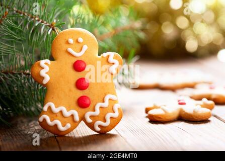 Weihnachtliches Essen. Hausgemachte Lebkuchenkekse auf Holztisch Stockfoto