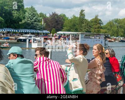 Zuschauer beobachten das Rudern von der Steward's Enclosure aus, Männer mit Ruderclub-Blazern, bei der Henley Royal Regatta 2021, Henley-onThames, England Stockfoto