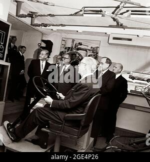 König-gustav-vi-adolf-Visits-the-stockholm-Transport-Museum--in-1963 Stockfoto