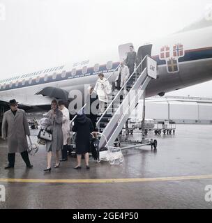 Passagiere-leaving-airplane-at-arlanda-Airport-in-stockholm-about-1965 Stockfoto