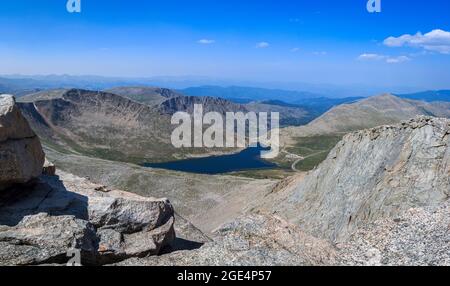 Summit Lake vom Gipfel des Mount Evans aus gesehen, über 14,000 Meter in den Rocky Mountains, Colorado, USA Stockfoto