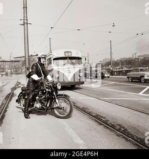 Polizei-auf-Motorrad-Überwachung-Verkehr-in-stockholm, schweden-1959 Stockfoto