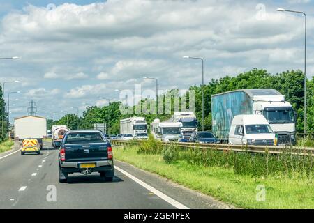 Gewerblicher Güterverkehr auf der zweispurigen A1. Blick ist nach Norden. Stockfoto