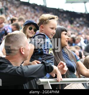 London, Großbritannien. August 2021. Ein junger Tottenham-Fan freut sich beim Pre-Season Friendly (The Mind Series)-Spiel zwischen Tottenham Hotspur und Arsenal am 8. August 2021 im Tottenham Hotspur Stadium, London, England. Foto von Ken Sparks. Nur zur redaktionellen Verwendung, Lizenz für kommerzielle Nutzung erforderlich. Keine Verwendung bei Wetten, Spielen oder Veröffentlichungen einzelner Clubs/Vereine/Spieler. Kredit: UK Sports Pics Ltd/Alamy Live Nachrichten Stockfoto