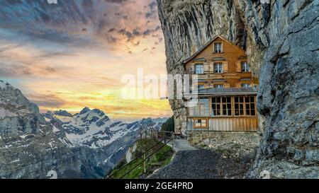 Ebenalp, Schweiz - Mai 2017: Berühmtes Berggasthaus Aescher mitten auf dem Wanderweg, Aescher Wildkichi. Ebenalp ist eine attraktive Erholungsstation Stockfoto