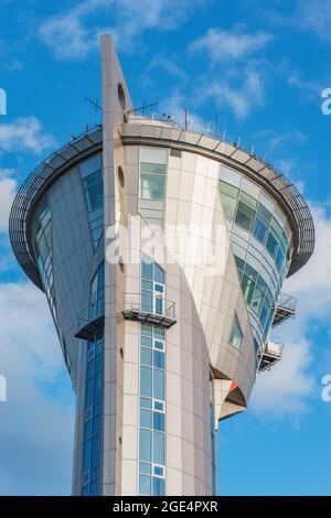 Moskau, Russland - 02. August 2015: Außenansicht des Kontrollturms im internationalen Flughafen Sheremetyevo. Stockfoto