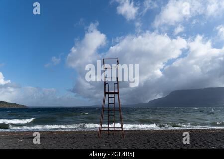 Pucon, Araukanien, Chile. August 2021. Der Blick auf den Villarrica-See, in Pucon, im Süden Chiles, am Montagmorgen vor dem Sturm. Für diese Woche wird von der Hauptstadt Santiago im Süden schlechtes Wetter erwartet, bei dem es der wichtigste Regen des Jahres für die südzentrale Zone Chiles sein könnte. (Bild: © Matias Basualdo/ZUMA Press Wire) Bild: ZUMA Press, Inc./Alamy Live News Stockfoto