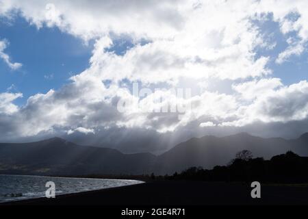 Pucon, Araukanien, Chile. August 2021. Sonnenstrahlen brechen am Villarrica-See in Pucon, Südchile, durch die Wolken. Für diese Woche wird von der Hauptstadt Santiago im Süden ein Sturm erwartet, bei dem es der wichtigste Regen des Jahres für die südzentrale Zone Chiles sein könnte. (Bild: © Matias Basualdo/ZUMA Press Wire) Bild: ZUMA Press, Inc./Alamy Live News Stockfoto