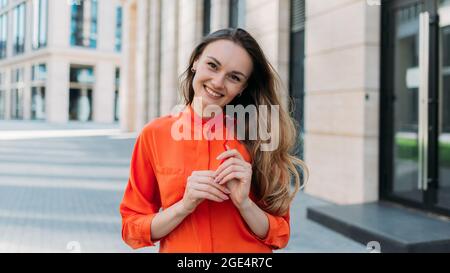 Junge Frau, die verliebt in die Kamera schaut. Stockfoto