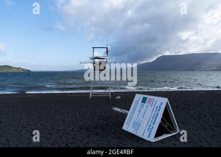 Pucon, Araukanien, Chile. August 2021. Am Montagmorgen vor dem Sturm wird ein Schild vom starken Wind auf dem Villarrica-See in Pucon, Südchile, geworfen. Für diese Woche wird von der Hauptstadt Santiago im Süden schlechtes Wetter erwartet, bei dem es der wichtigste Regen des Jahres für die südzentrale Zone Chiles sein könnte. (Bild: © Matias Basualdo/ZUMA Press Wire) Bild: ZUMA Press, Inc./Alamy Live News Stockfoto